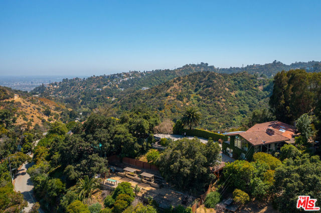 8207 Mulholland Drive, Los Angeles CA: https://media.crmls.org/mediaz/5b901d6a-66ba-44ad-8fa5-d5dc2bc29303.jpg