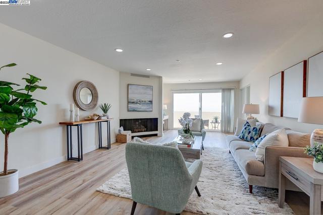 1001 Shoreline Dr, Alameda CA: https://media.crmls.org/mediaz/5b90662e-05ce-480f-b03f-6c9394e63b85.jpg