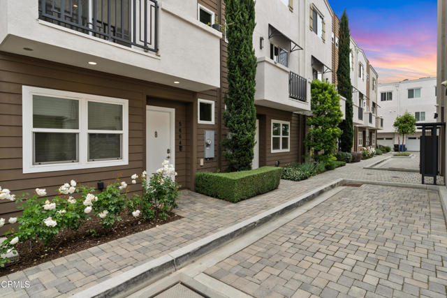 5662 Hazeltine Avenue, Van Nuys CA: https://media.crmls.org/mediaz/5b908a02-30e1-493c-adad-b61bb091e180.jpg