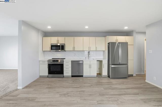 450 San Bruno Ave, San Francisco CA: https://media.crmls.org/mediaz/5b913401-7819-4f09-8e67-e82aa9454a52.jpg