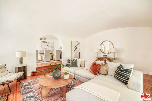 842 S Sycamore Avenue, Los Angeles CA: https://media.crmls.org/mediaz/5b91bafe-de8a-4408-a9cb-ca9d20efc07a.jpg