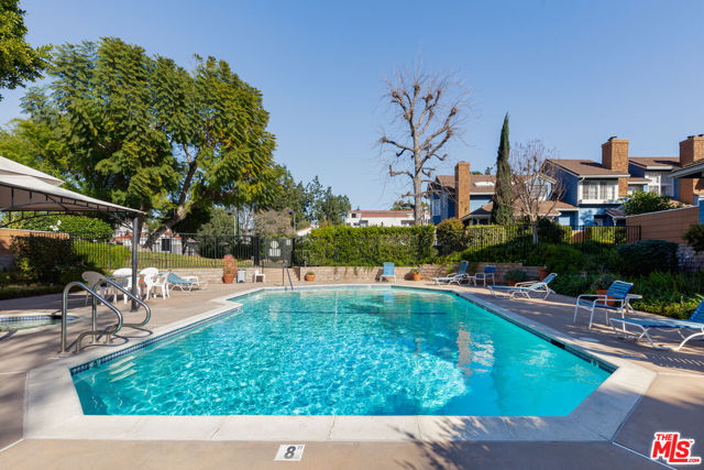 18721 Hatteras Street, Tarzana CA: https://media.crmls.org/mediaz/5b92322c-eb07-43a4-b833-93056fdc3f12.jpg