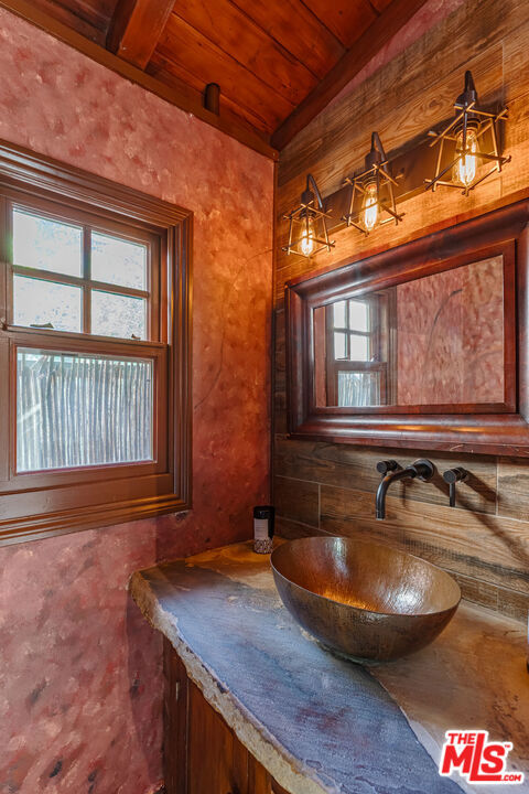 1064 Meadows End Drive, Calabasas CA: https://media.crmls.org/mediaz/5b9252ec-497d-4621-a6b5-730bc938e23f.jpg