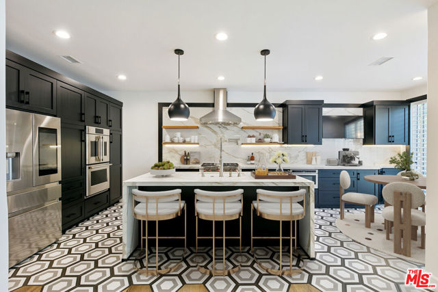 6477 Zuma View Place, Malibu CA: https://media.crmls.org/mediaz/5b92d9b3-0fa9-48ca-82ca-cf464e0d4223.jpg