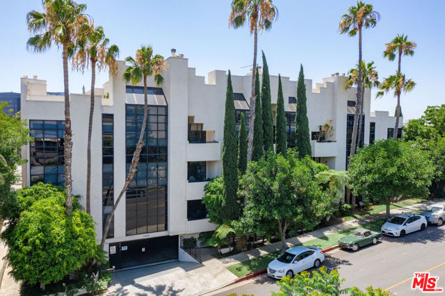 11636 Montana Avenue, Los Angeles CA: https://media.crmls.org/mediaz/5b945852-783c-41a2-b49e-25ec1e91c5cc.jpg