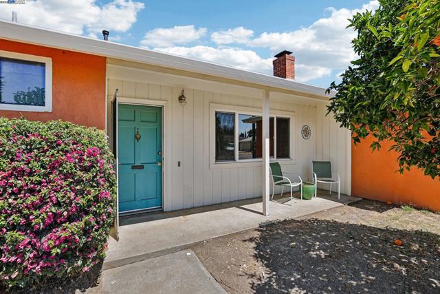 37709 Arlene Court, Fremont CA: https://media.crmls.org/mediaz/5b952749-f8a4-41a2-95e5-4b936fd0510a.jpg