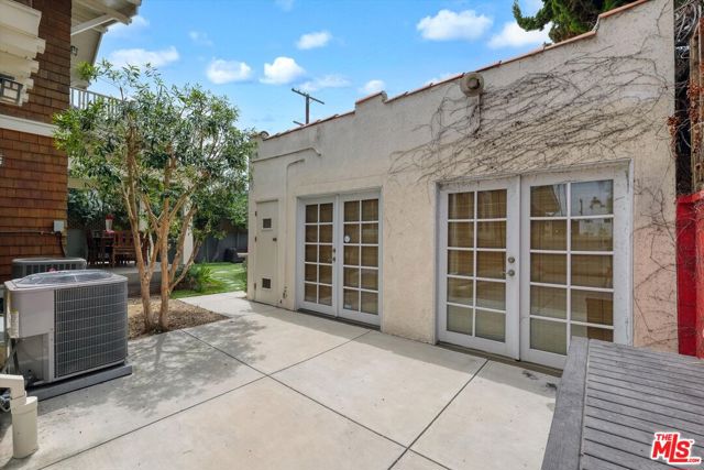 933 W Venezia Avenue, Venice CA: https://media.crmls.org/mediaz/5b9556f5-b80b-4719-ac8d-8e7871e47e41.jpg