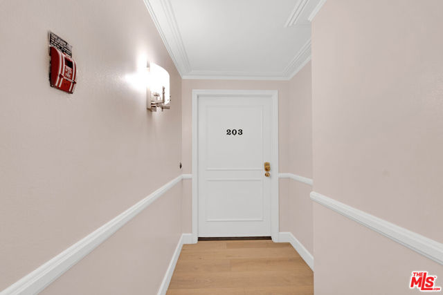 321 N Oakhurst Drive, Beverly Hills CA: https://media.crmls.org/mediaz/5b961a80-34a7-42dd-9df1-3b2448f83a08.jpg