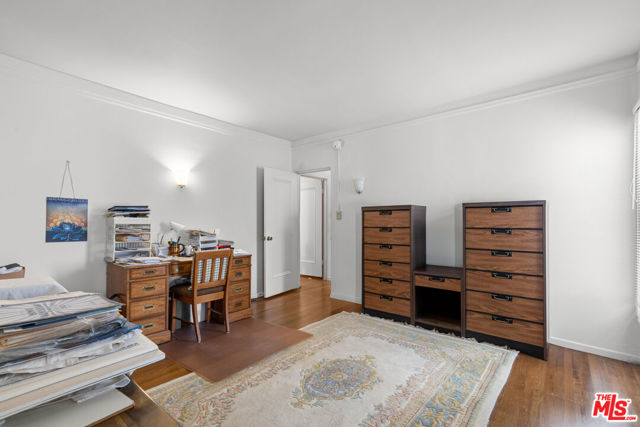 252 S Maple, Beverly Hills CA: https://media.crmls.org/mediaz/5b963bbb-3526-4c41-ad9d-f48428220876.jpg