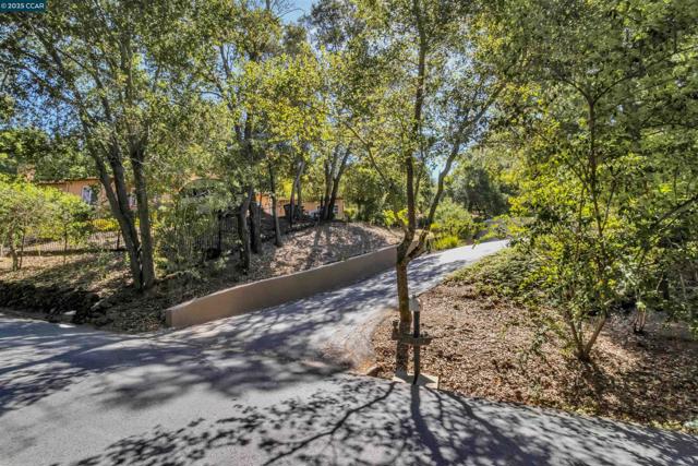 18 Van Tassel Ln, Orinda CA: https://media.crmls.org/mediaz/5b96549e-2ada-4445-8a18-f03b35f74791.jpg