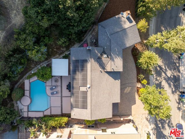 3831 Saint Johnswood Drive, Woodland Hills CA: https://media.crmls.org/mediaz/5b96e5fd-badd-43c8-923d-aff3f275dd7f.jpg