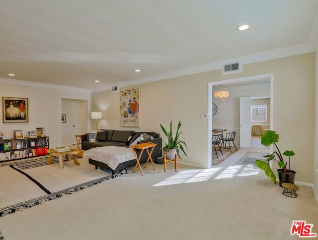 438 S Palm Drive, Beverly Hills CA: https://media.crmls.org/mediaz/5b971374-a3e3-4ff1-8cfb-3e7ac4791e17.jpg