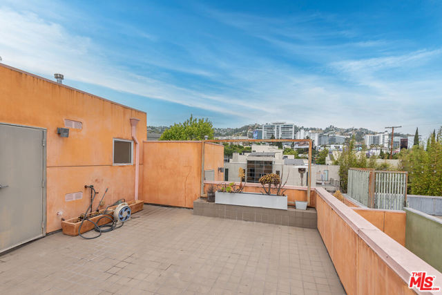 900 N West Knoll Drive, West Hollywood CA: https://media.crmls.org/mediaz/5b971c7d-5c32-4bea-b28e-9eac7e4f2b4a.jpg