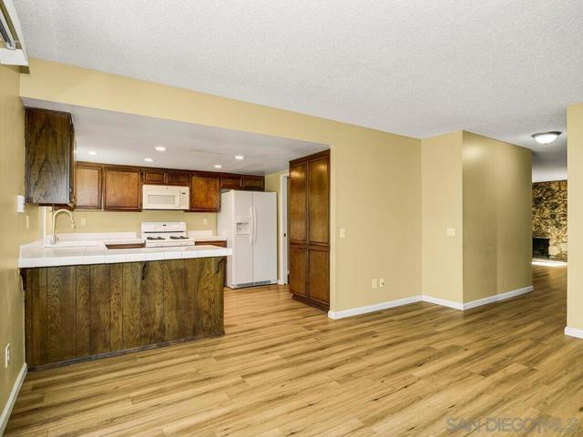 9555 Via Pereza, San Diego CA: https://media.crmls.org/mediaz/5b976d85-073f-419a-96e5-c57dd17130bb.jpg