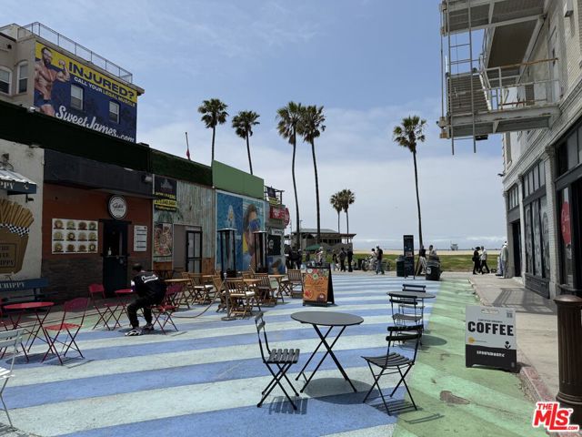 39 Westminster Avenue, Venice CA: https://media.crmls.org/mediaz/5b97b4e6-4bfa-41ae-bdf8-088dd1fc3dc1.jpg