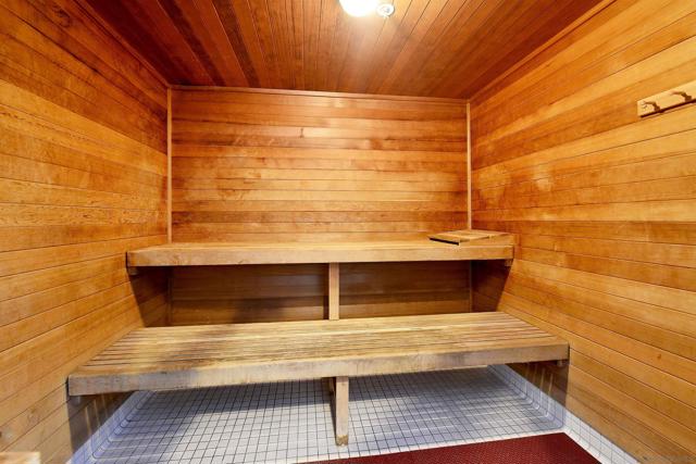 550 Front St, San Diego CA: https://media.crmls.org/mediaz/5b98c607-a6fa-4827-96be-8124e1fdc4c1.jpg