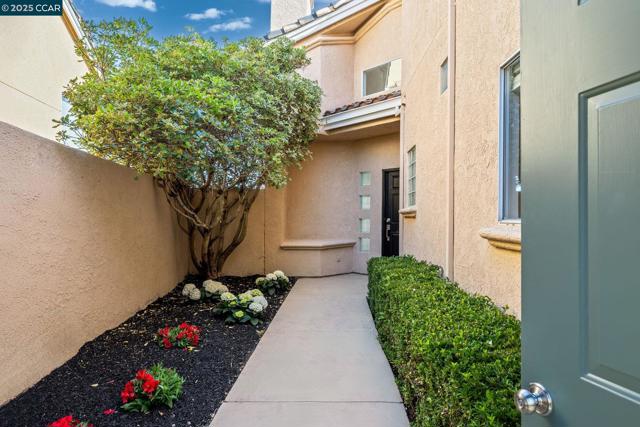 122 Cortona Dr, San Ramon CA: https://media.crmls.org/mediaz/5b994f21-1d35-491b-b12a-c63d9a15cbe5.jpg