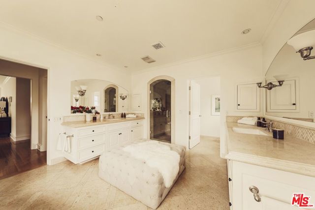 223 24th Street, Santa Monica CA: https://media.crmls.org/mediaz/5b9b44e2-39dd-45cf-8a43-4c3770768ea9.jpg
