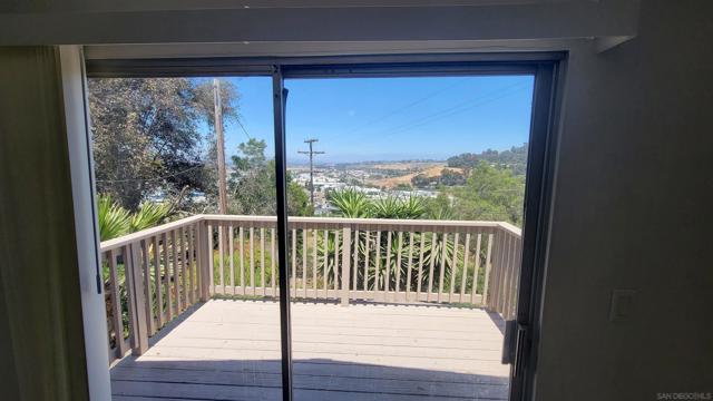 2402 Amick St, Oceanside CA: https://media.crmls.org/mediaz/5b9b6d1e-a1e2-4de1-8bac-e29055a4d56e.jpg