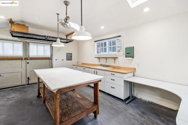 1334 Derby St, Berkeley CA: https://media.crmls.org/mediaz/5b9c12ed-8c7a-436d-9159-a93c533b38f1.jpg