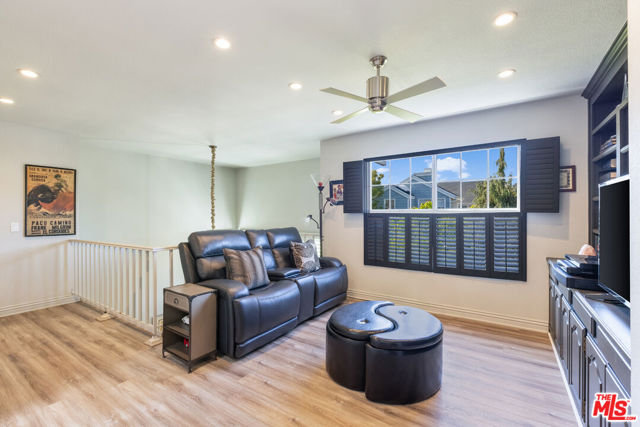 13082 Mindanao Way, Marina del Rey CA: https://media.crmls.org/mediaz/5b9c81b1-b85b-41d8-b6da-9adb1f328751.jpg