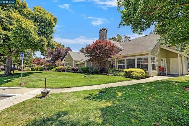 1474 Wakefield Dr, Hayward CA: https://media.crmls.org/mediaz/5b9d2dd8-bbac-4468-843e-6451a58705bf.jpg