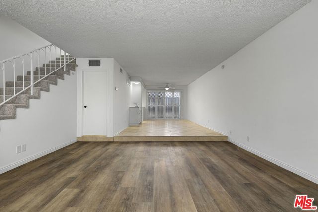 12951 Riverside Drive, 4 photo 5