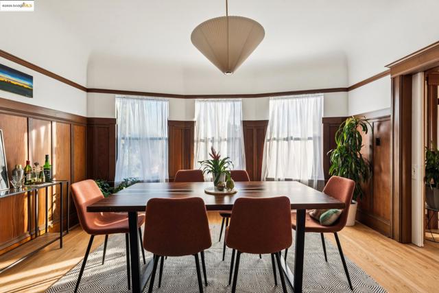 1521 Josephine St, Berkeley CA: https://media.crmls.org/mediaz/5b9eacb5-804e-418b-8211-e75e6d4fc667.jpg