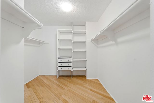 429 N Oakhurst Drive, Beverly Hills CA: https://media.crmls.org/mediaz/5ba0c767-43aa-4b05-addc-cdf5684c3c70.jpg