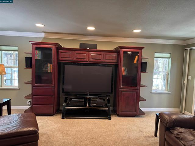 898 Luxury Dr, Concord CA: https://media.crmls.org/mediaz/5ba12081-39c4-4e57-8aa2-bea6247ca51f.jpg