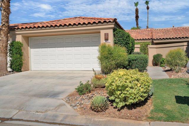 38380 Crocus Lane, Palm Desert CA: https://media.crmls.org/mediaz/5ba13986-28fe-4a40-bf17-88de6ac87db9.jpg