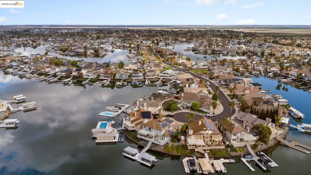 4210 Driftwood Pl, Discovery Bay CA: https://media.crmls.org/mediaz/5ba13f8a-d239-4be1-b3be-554f4323d878.jpg