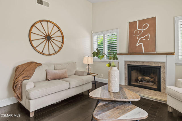 4570 N Vistapark Drive, Moorpark CA: https://media.crmls.org/mediaz/5ba145f9-2eca-48ec-8054-30a9e230ec96.jpg