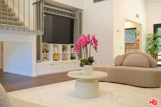 17149 Clemons Drive, Encino CA: https://media.crmls.org/mediaz/5ba16403-a9ff-453f-b2c9-61da6990a304.jpg