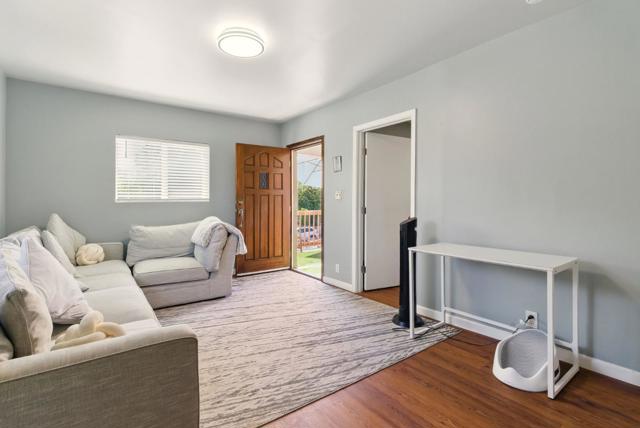 109 Dumbarton Avenue, Redwood City CA: https://media.crmls.org/mediaz/5ba16f9a-de33-4c10-9cdd-29165a294dff.jpg