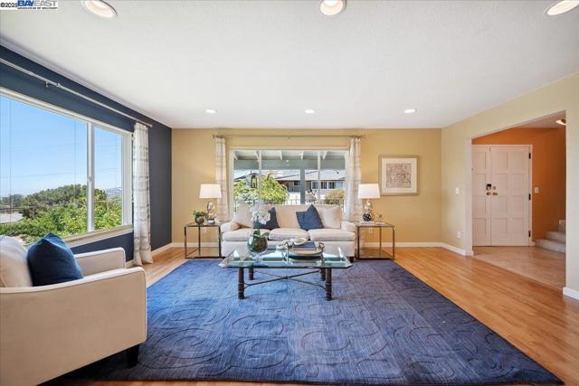 3457 Hackamore Dr, Hayward CA: https://media.crmls.org/mediaz/5ba26a2c-dbee-4077-8aa0-bb633c28ff75.jpg
