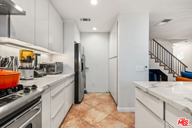 3252 Park Lane, Hawthorne CA: https://media.crmls.org/mediaz/5ba5ac30-6a37-49b6-8d6f-2cb4b02f7bd1.jpg