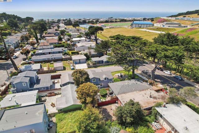 400 Paloma Ave, Pacifica CA: https://media.crmls.org/mediaz/5ba5cf23-a338-49e6-8dec-3db2fce7d4b1.jpg