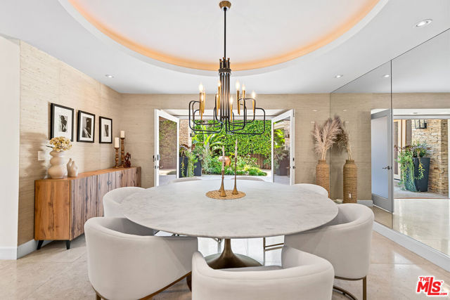 10424 Valley Spring Lane, Toluca Lake CA: https://media.crmls.org/mediaz/5ba5f954-b013-40a3-b5aa-6ceff15cc8a4.jpg