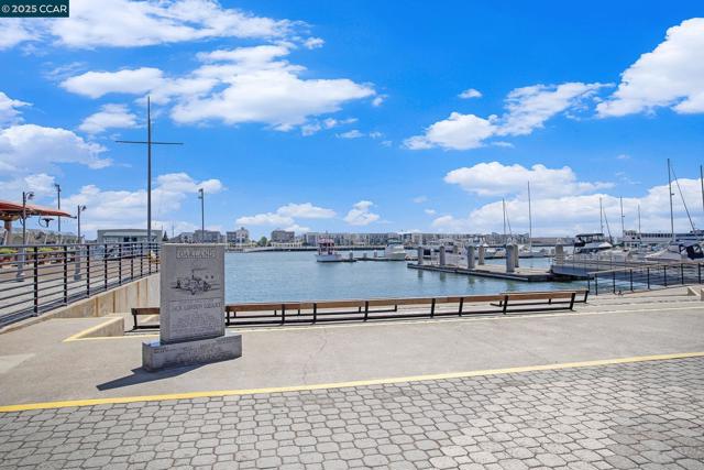 410 Webster St #1, Oakland CA: https://media.crmls.org/mediaz/5ba727a1-0e13-4c33-aeef-f838d2462aac.jpg