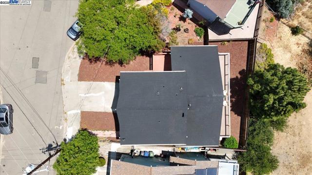 5277 Winifred Dr, Castro Valley CA: https://media.crmls.org/mediaz/5ba78f37-834a-4767-9ae7-78782b46a5b8.jpg