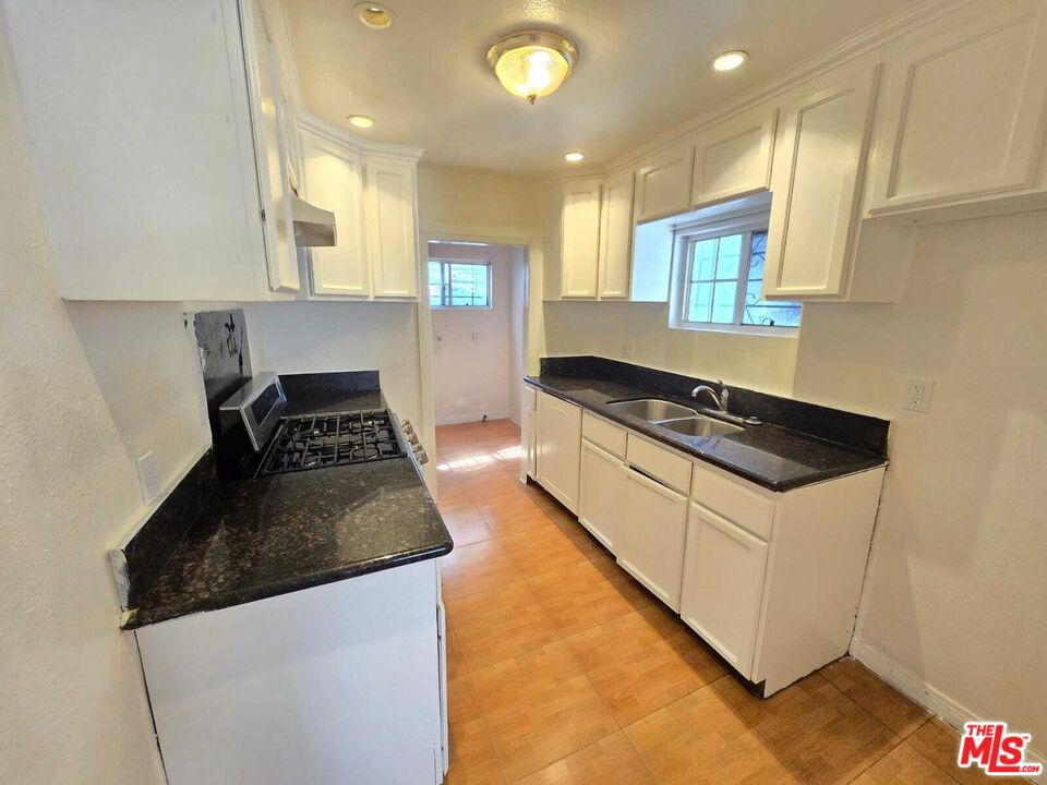 1413 W 99th Street