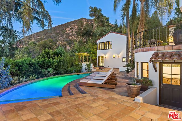 3527 Wonder View Drive, Los Angeles CA: https://media.crmls.org/mediaz/5ba8fc7b-c73d-4685-bf97-d003cce95491.jpg