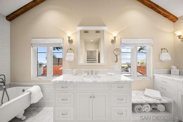 7725 Whitefield Pl, La Jolla CA: https://media.crmls.org/mediaz/5ba9ea87-1377-4fdb-b787-0c9a4a586633.jpg