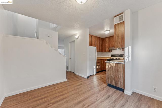 9663 Elmview, Oakland CA: https://media.crmls.org/mediaz/5bab4581-4bff-4810-bf57-a6554eb248b5.jpg