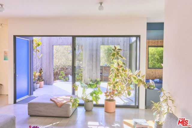 906 Superba Avenue, Venice CA: https://media.crmls.org/mediaz/5bab62f7-0417-48f8-b283-66c453172211.jpg