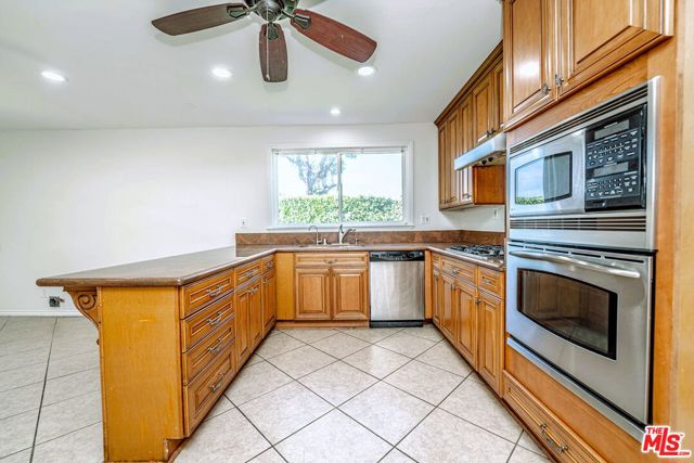 5353 Don Pio Drive, Woodland Hills CA: https://media.crmls.org/mediaz/5babe74f-151d-4ddc-b469-183e4b3898ac.jpg