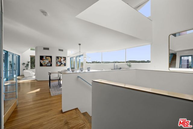 2980 Hollyridge Drive, Los Angeles CA: https://media.crmls.org/mediaz/5bac453c-e213-4f4d-9df7-eaf7b2d15c7e.jpg