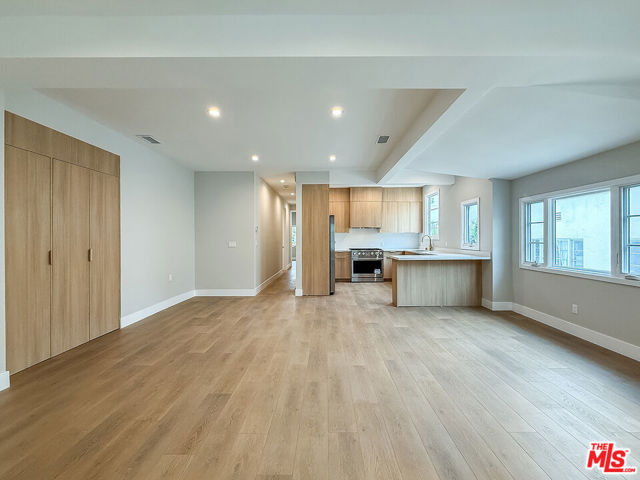 150 N Arnaz Drive, Beverly Hills CA: https://media.crmls.org/mediaz/5bacb67e-9395-467c-9ca9-7910366e1566.jpg