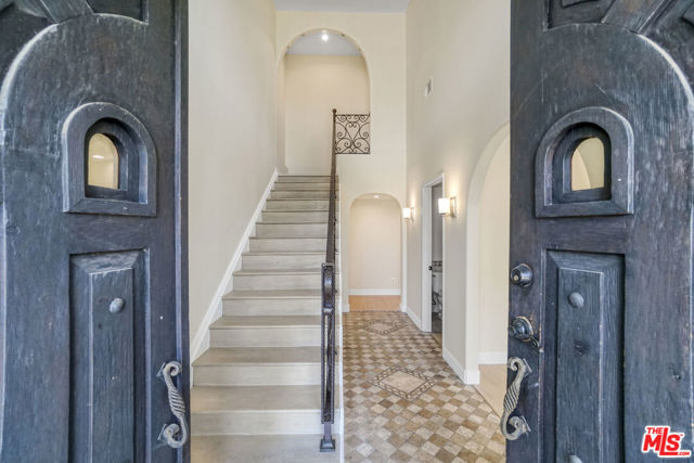 209 N Doheny Drive, Beverly Hills CA: https://media.crmls.org/mediaz/5bad6182-50e7-4ed7-8601-41621450c047.jpg